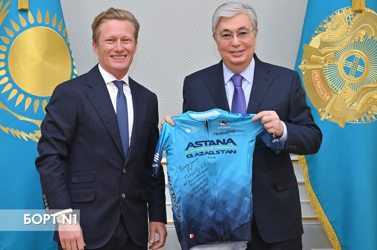 Александр Винокуров Қасым-Жомарт Тоқаевқа Astana Qazaqstan Team  жейдесін естелік ретінде сыйға тартты